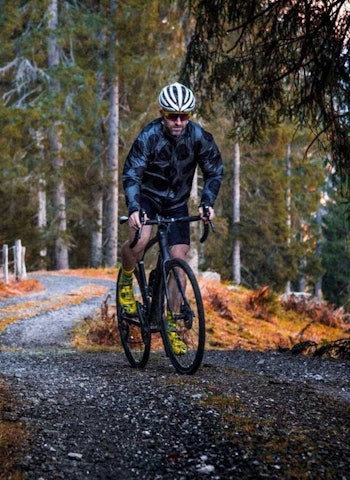 GRUSSYKKEL: Sykkelen på bildet er per definisjon en gravel bike. Men hva betyr forskjellen i praksis? Foto: Henrik Alpers. gravel i nordmarka