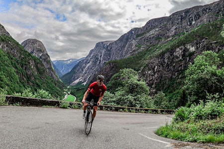 KOM-KNUSEREN: Terje Selle Rundberg har satt av sommerferien til å jakte Strava-KOM'er på Nordvestlandet. Her fra Stalheimkleivene på mandag. Foto: Liv Underhaug/Switchback Norway Terje Selle Rundberg Strava KOM