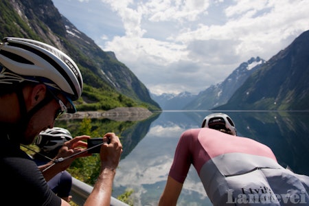 BEINHARDT: Postkort-turer med mange bakker er noen av stikkordene for disse turene. Foto: Henrik Alpers. POSTKORT: Eikesdalen en vakker sommerdag. Sekunder før bildet ble tatt sirklet en nysgjerrig ørn rundt oss.