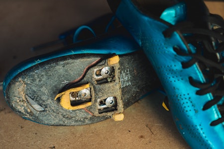 NYE KLOSSER ER BEST: Å bytte klosser er en kjapp jobb, men det er ikke alltid like lett å få de nye til å sitte på samme plass. Vi viser hvordan. Foto: Christian Nerdrum. Slik bytter du klosser på landeveissko