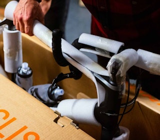 GODT PAKKET: Slik pakker du sykkelen i eske for flyturen. Foto: Kristoffer H. Kippernes Slik pakker du sykkelen i eske.