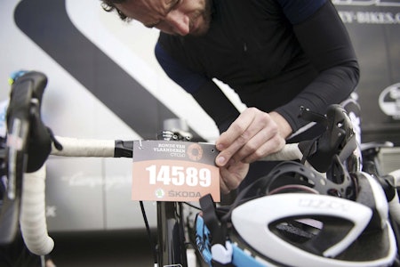 PÅ PLASS: I de store turrittene i Europa fester du startnummeret på styret, og løypevaktene har full kontroll på hvem som faktisk deltar og hvem som bare slenger seg med i løypa. Begge bilder, Kristof Ramon. PÅ PLASS: I de store turrittene i Europa fester du startnummeret på styret, og løypevaktene har full kontroll på hvem som faktisk deltar og hvem som bare slenger seg med i løypa. Begge bilder, Kristof Ramon.