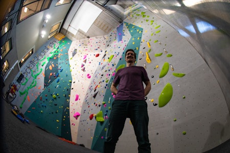 NORGES HØYESTE: Daglig leder Tor Arne Løvoll og den 25 meter høye klatreveggen som åpner 8. februar – Norges høyeste. Foto: Tore Meirik Krux klatring Oppdal inneklatring klatrevegg klatresenter