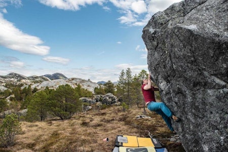 HVORDAN KOMME I GANG MED BULDRING: Her får du de beste tipsene til å komme i gang med buldring innendørs og utendørs. Her fra Crag X i Nordland. Foto: Rasmus Bølling Buldring