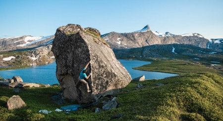 BULDRING UTE I NORD: Man kan buldre mange steder i Norge, og Gjerdalen i Nordland er en pittoresk plass der man kan buldre utendørs. Foto: Rasmus Bølling