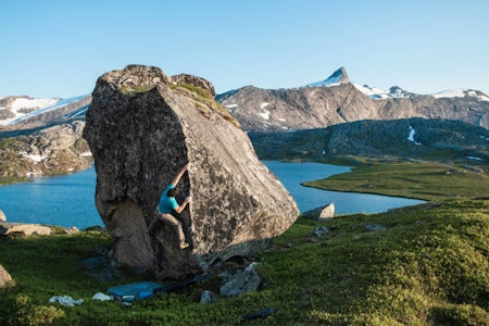 BULDRING UTE I NORD: Man kan buldre mange steder i Norge, og Gjerdalen i Nordland er en pittoresk plass der man kan buldre utendørs. Foto: Rasmus Bølling