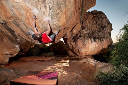 HVA TRENGER DU FOR Å BULDRE: Du trenger ikke all verdens for å komme i gang med buldring. Her er Therese Johansen på Black Shadow (8A+). Foto: Eivind Wang HVA TRENGER DU FOR Å BULDRE: Du trenger ikke all verdens for å komme i gang med buldring. Her er Therese Johansen på Black Shadow (8A+). Foto: Eivind Wang