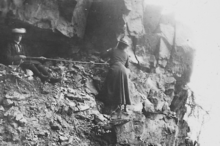 Therese Bertheau (til venstre) og Ingeborg Tandberg. Stedet er fra «Søplekassa», Ramstadåsen vis a vis Kolsåstoppen. Fotograf Henning Tønsberg senior Therese Bertheau (til venstre) og Ingeborg Tandberg. Stedet er fra «Søplekassa», Ramstadåsen vis a vis Kolsåstoppen. Fotograf Henning Tønsberg senior