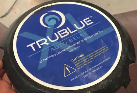 Dette dekselet falt av da True Blue-maskinen fikk et smell i veggen under fall. Det falt av og kunne godt ha truffet klatrere der nede. Foto: Leiv Aspelund