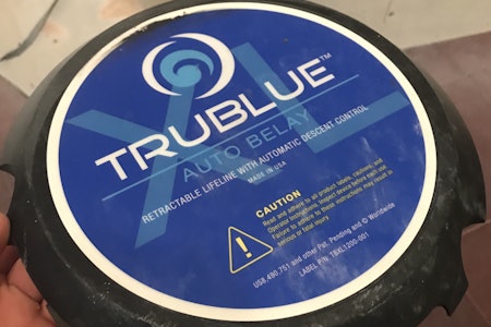 Dette dekselet falt av da True Blue-maskinen fikk et smell i veggen under fall. Det falt av og kunne godt ha truffet klatrere der nede. Foto: Leiv Aspelund