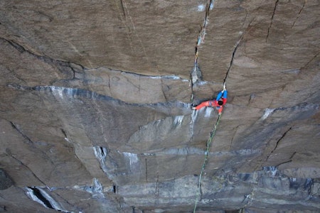 GOD ARBEIDSØKONOMI: Tom Randall vet å bruke kreftene sine klokt under bestigningen av et av verdens hardeste riss: Recovery Drink (8c+) i Jøssingfjord. Foto: Mike Hutton trening klatring