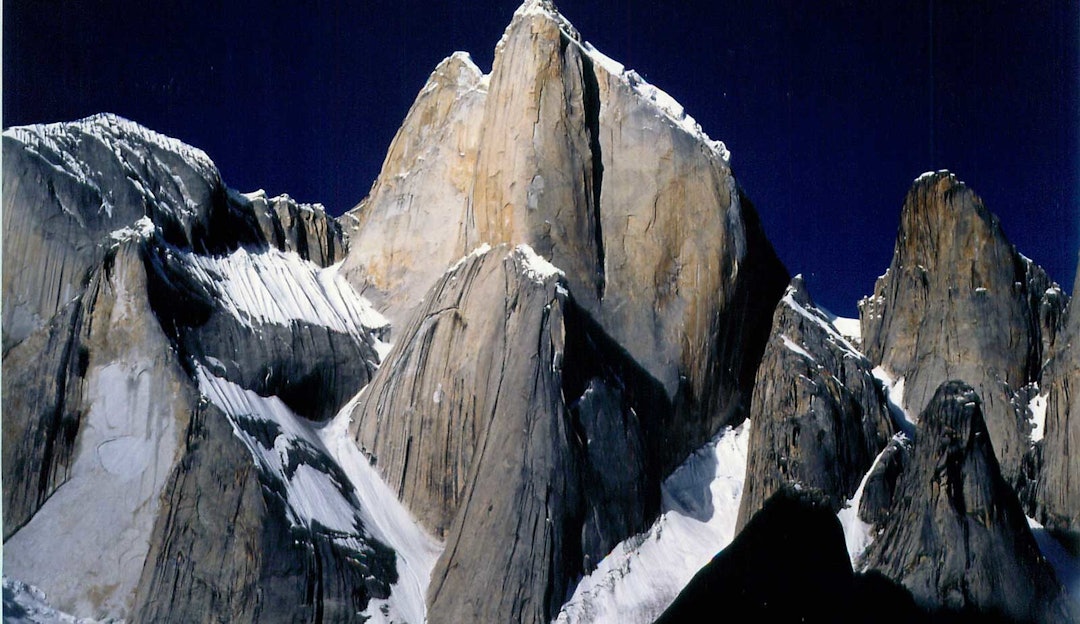 MEKTIG: Trangomassivet i all sin prakt. Norskeruta går opp pillaren i mitden. Foto: Ace Kvale Trango, Norskeruta