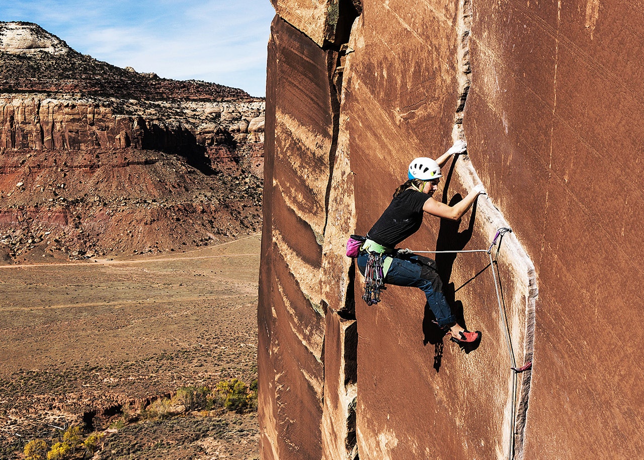 RISSET I STEIN: Sofie Døving Agdestein forserer den ene av to traverser på klassikeren Way Rambo (5.12) på Way Rambo Wall. Foto: Kristian Sletten Hanisch