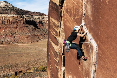 RISSET I STEIN: Sofie Døving Agdestein forserer den ene av to traverser på klassikeren Way Rambo (5.12) på Way Rambo Wall. Foto: Kristian Sletten Hanisch