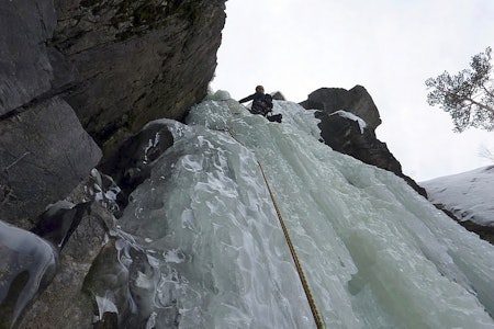 Dag Hagen leder den bratte topplengden på Sabotørfossen (WI 5). Foto: Erik Neergaard Dag Hagen leder den bratte topplengden på Sabotørfossen (WI 5). Foto: Erik Neergaard