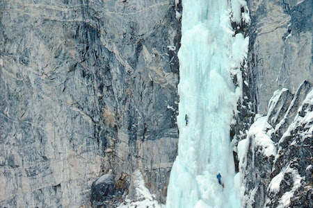 VETTISFOSSEN ANNO 1977: Henry Barber og Rob Taylor førstebestiger Vettisfossen. Foto: Tomas Carlström Vettisfossen isklatring Tomas Carlström Håkon Gammelsæter