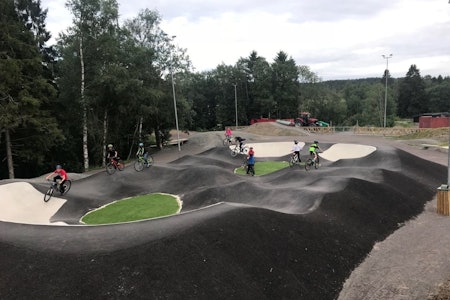LEK: Pumptrack er like morsomt både for store og små. Foto: Lørenskog CK. barn sykler på pumptrack i lørenskog