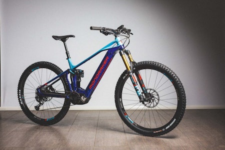 STIV STIRAKETT: Mondraker Crafty RR er kraftig og elegant. Den krever en bestemt rytter og blir bare bedre jo hardere du kjører. STIV STIRAKETT: Mondraker Crafty RR er kraftig og elegant. Den krever en bestemt rytter og blir bare bedre jo hardere du kjører.