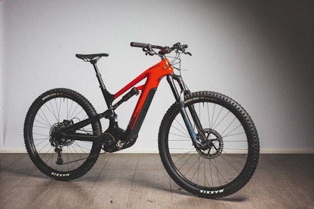 LETTSYKLET: Cannondales nye Moterra er kvikk i vendingene og rask i akselerasjonen. Den har vandringsreserver til de groveste røysene, men er lettsyklet nok til kupert markasykling.  test cannondale elsykkel