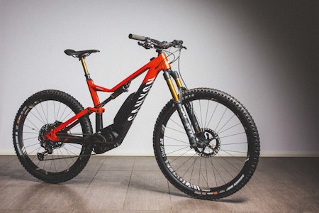 MYE FOR PENGENE: Canyons Spectral :On har topp utstyr og solid funksjon. Den er god på det aller meste, men mangler spisskompetanse.  test elsykkel canyon