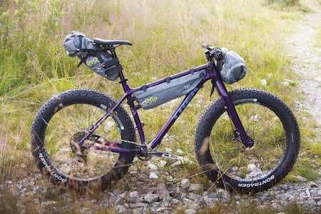 NYE EVENTYR: Bickepacking kan gjøres veldig enkelt med å pakke det du trenger i en sekk, og sykle inn i marka. Det er når du begynner å feste bagasjen på smartere måter på sykkelen at eventyret begynner - og komforten går opp. ferie med bikepacking, sykle i marka, på tur med sykkel