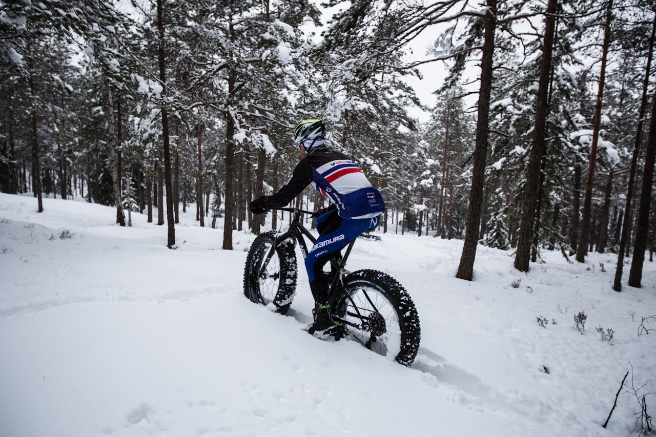 EKSTREMT FREMKOMMELIG: Espen Wethe har eksperimentert mye med dekktrykk, og funnet ut av at det ofte kan være best «uten luft» i løs snø. Bilde: Christian Nerdrum fatbike fatbikefeber lufttrykk