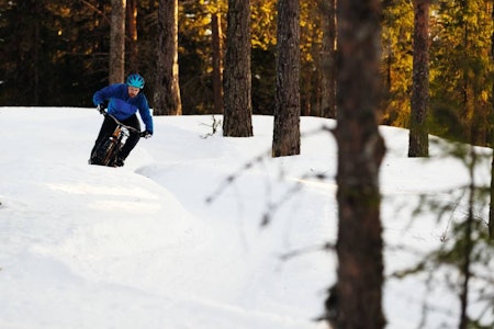 DOSERINGSHIMMEL: Du må bare forvente å ta deg selv i å le høyt når du sykler vinterstiene ved Birkebeineren Skistadion utenfor Lillehammer. Foto: Kristoffer H. Kippernes. sykling vinter fatbike stisykling sti
