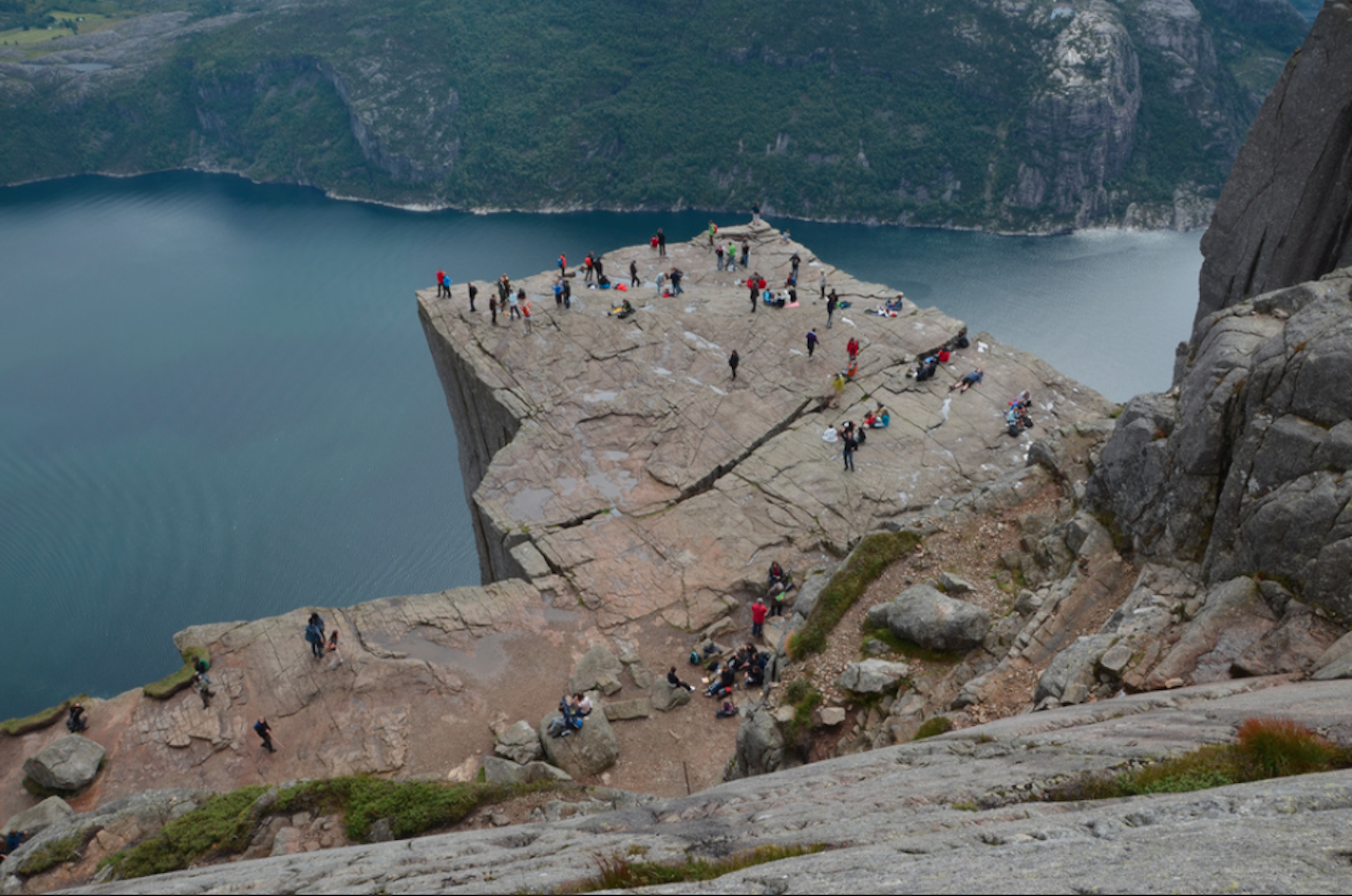 ALARMEN HAR GÅTT: Dessverre er tiden inne for å tenke radikalt nytt, kanskje til og med å bryte med norske friluftstradisjoner, skriver fjellklatrer og redningsmann Sindre Bø i denne kronikken. Bildet er fra naturattraksjonen Preikestolen. Foto: harmishhk/flickr.com ALARMEN HAR GÅTT: Dessverre er tiden inne for å tenke radikalt nytt, kanskje til og med å bryte med norske friluftstradisjoner, skriver fjellklatrer og redningsmann Sindre Bø i denne kronikken. Bildet er fra naturattraksjonen Preikestolen. Foto: harmishhk/flickr.com