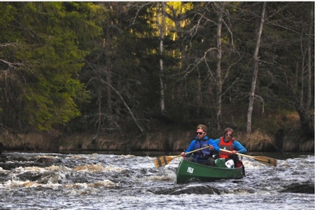 ELVELANGS: Villmarksfølelsen er aldri langt unna når du må forsere et stryk. Foto: Sandra Lappegard kanotur padling