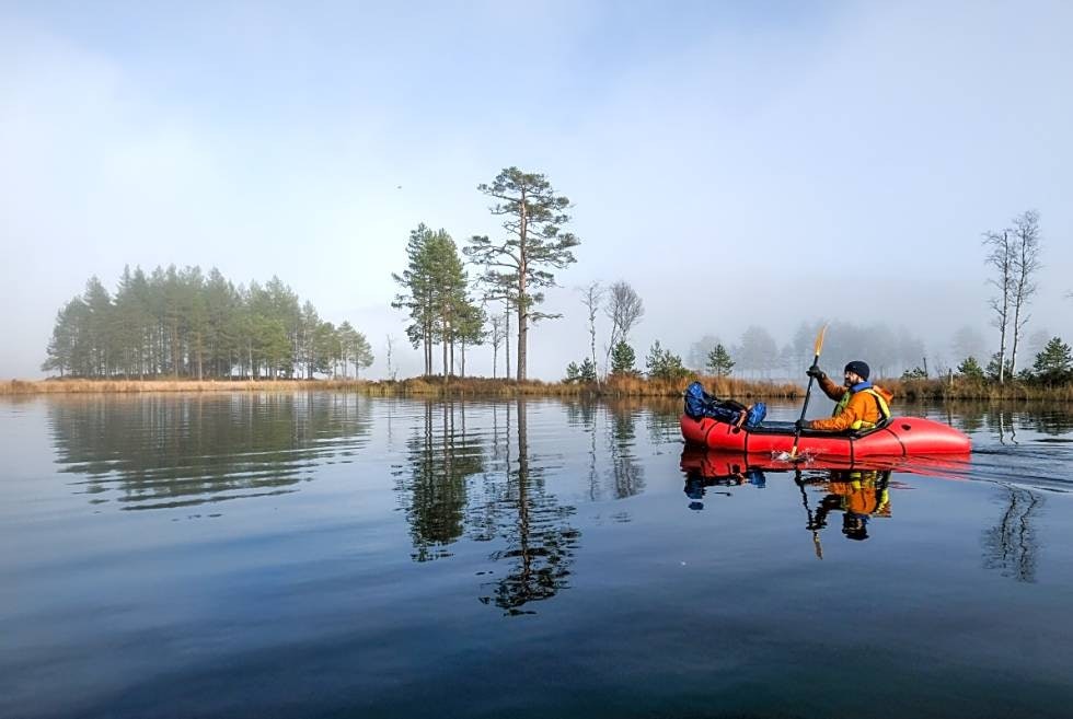 PACKRAFT: De matcher ikke kajakken når det gjelder stabilitet eller fart, men den er langt fra noen sinke om du padler med jevne og dype åretak. Foto: Axel Munthe-Kaas Herland  packrafting Norge