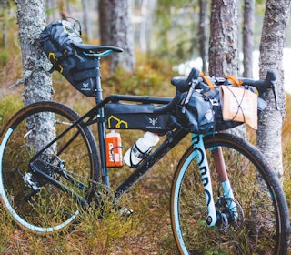 KOM I GANG MED BIKEPACKING: Kjøret går! Med sykkelveskene stroppet på sykkelen, forringes ikke selve syklingen og eventyret ligger foran deg. Foto: Kristoffer H. Kippernes Bikepacking for nybegynnere
