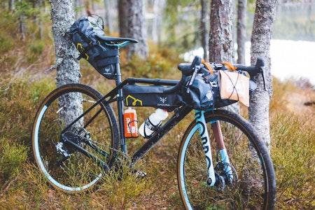 KOM I GANG MED BIKEPACKING: Kjøret går! Med sykkelveskene stroppet på sykkelen, forringes ikke selve syklingen og eventyret ligger foran deg. Foto: Kristoffer H. Kippernes Bikepacking for nybegynnere