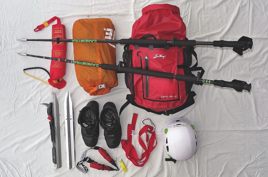 SIKKERHET PÅ ISEN: Turskøyter, sko, ispigger i snor, kasteline i pose, vanntett ryggsekk, vanntett pose (gjerne flere), skrittstropp, skøytestaver og hjelm. Foto: Iver Gjelstenli UTSTYR FOR TURSKØYTER