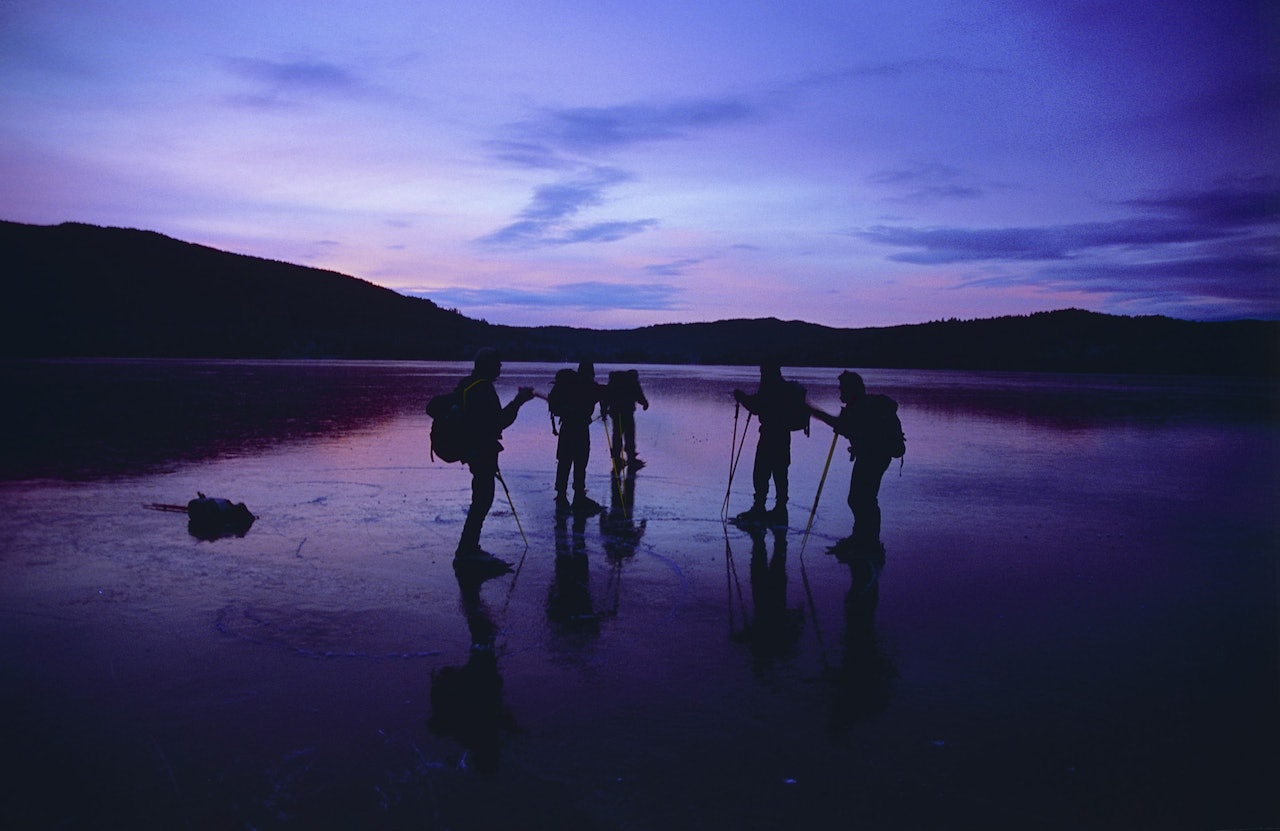 SKØYTETUR PÅ HARESTUA: En vakker morgenstund på Harestuvannet er ikke å forakte. Foto: Rolf Utgård Skøytetur på islagte vann foto rolf utgård