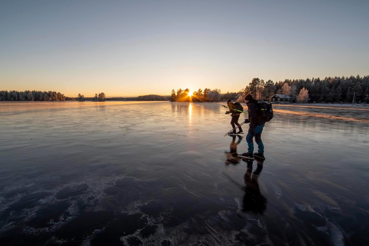 SKATE OR HATE: Skøytetur i solnedgang, og etter hvert i måneskinn på Fjorda. Foto: Lars Lindland skøytetur fra vann til vann fjorda