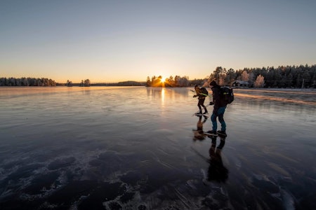 SKATE OR HATE: Skøytetur i solnedgang, og etter hvert i måneskinn på Fjorda. Foto: Lars Lindland   skøytetur fra vann til vann fjorda
