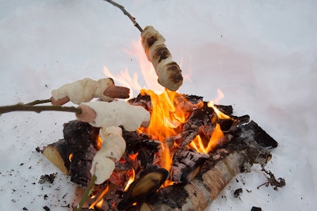 Pinnebrød gleder både store og små på tur. Foto: Sigrid Henjum / Turkokeboka Et ute Pinnebrød gleder både store og små på tur. Foto: Sigrid Henjum / Turkokeboka Et ute