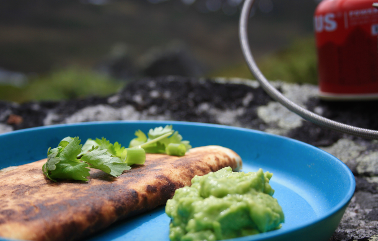VELBEKOMME: Et herlig og enkelt lite måltid som smaker aller best ute. Foto: Ragnhild Moen Holø   Quesedillas på primus