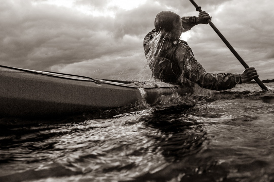 IKKE KRAV TIL RULLE: Våttkortet til Norges Padleforbund er et stigesystem. Så hvis du vil lære avanserte padleteknikker, må du først ta et grunnkurs. Deretter kan du ta et teknikkurs, hvor det instrueres i padling i mer utfordrende forhold og farvann. Foto: Christian Nerdrum dette er våttkort