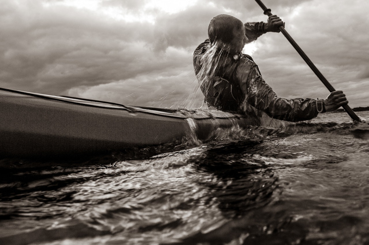 IKKE KRAV TIL RULLE: Våttkortet til Norges Padleforbund har som mål å motivere padlere til økt kompetanse. Dette er et stigesystem, så hvis du vil lære avanserte padleteknikker (som Kristoffer Vandbakk på bildet) må du må du først ta et grunnkurs på 16 timer. Deretter kan du ta et teknikkurs, hvor det instrueres i padling i mer utfordrende forhold og farvann. Bilde: Christian Nerdrum dette er våttkort