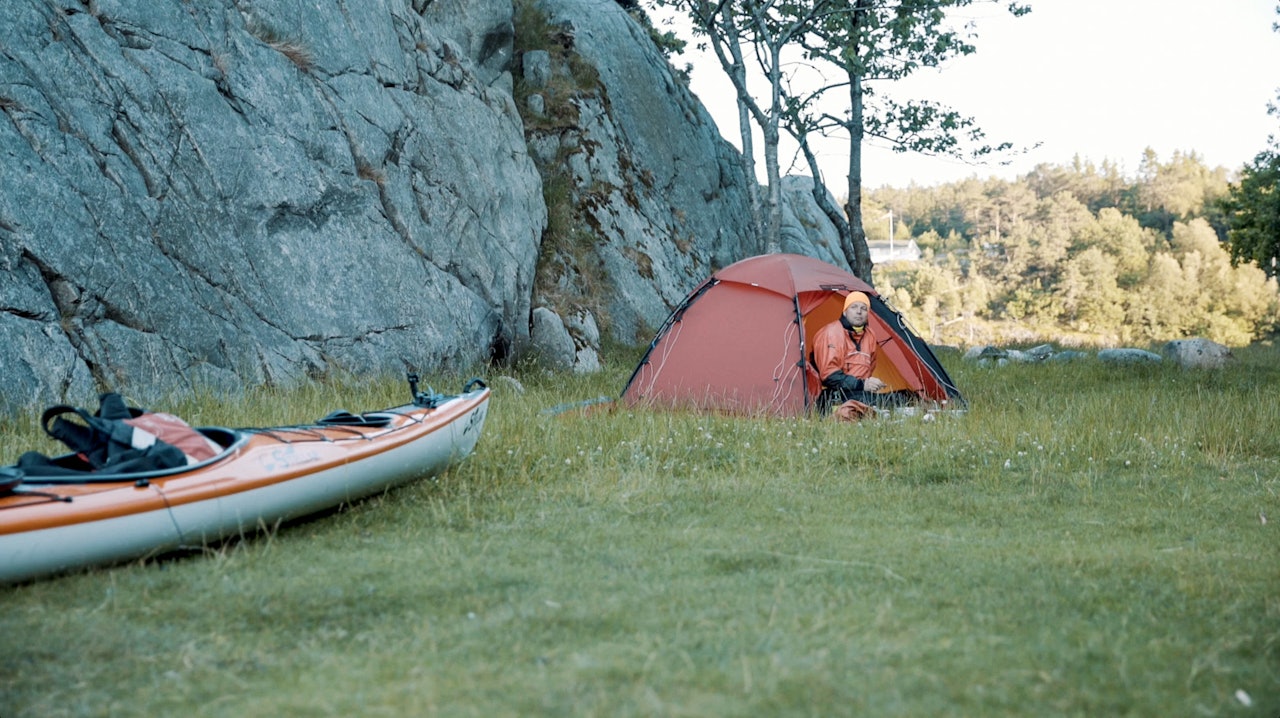 Lars Verket har satt opp teltet rett i nærheten av DNT Sør sitt sted på Tømmerstø. 