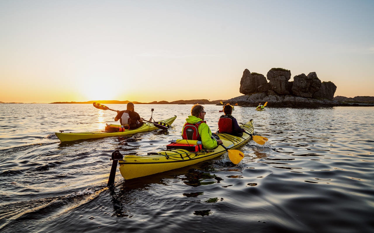 HAVVEIEN: Velger du kajakk, kan du ha mange spennende opplevelser foran deg.  Foto: Magnus Furset kajakk havpadling kajakkpadling havkajakk