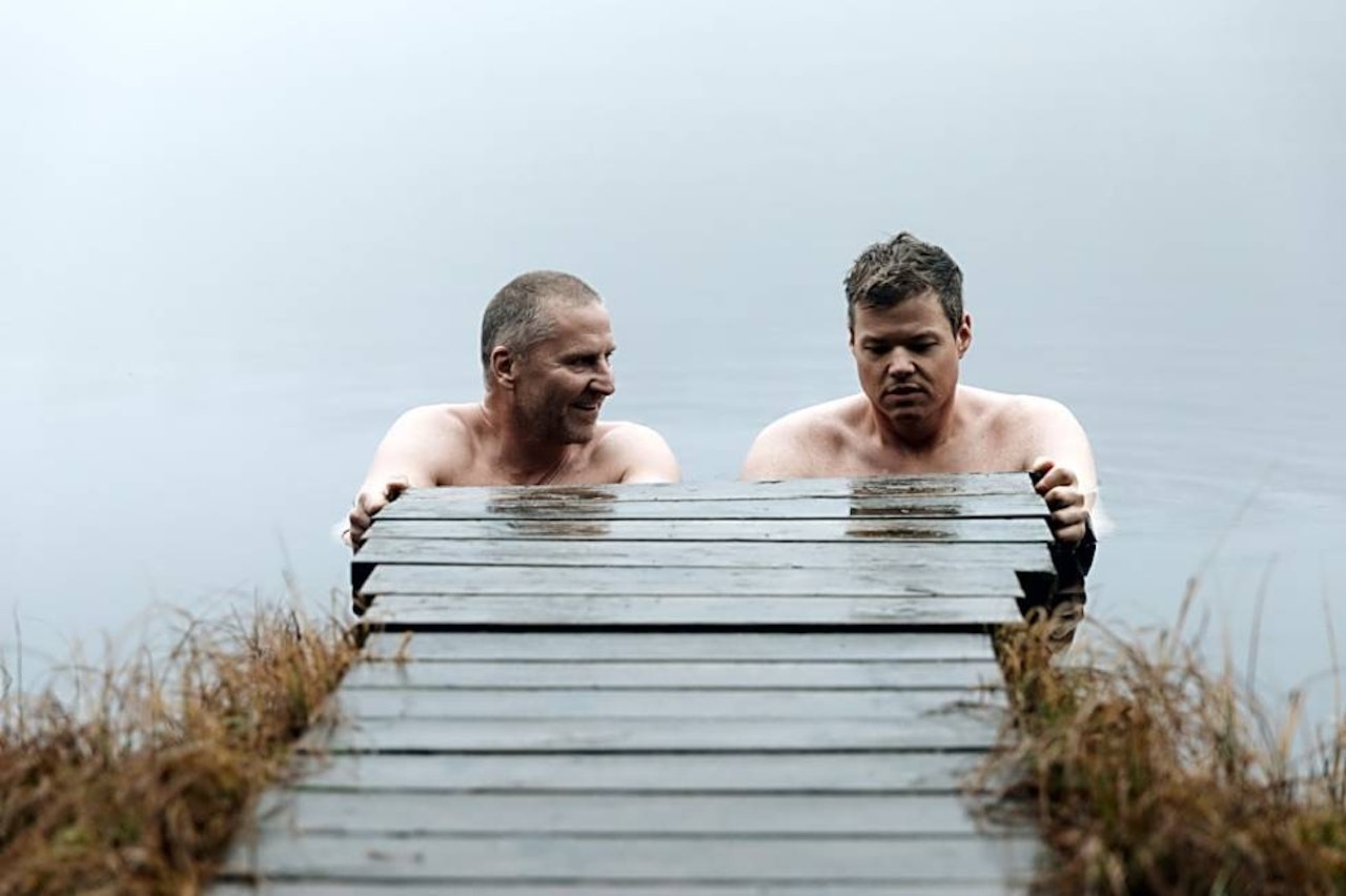 PASSE KALDT: For begynnere er ett minutt i vannet et godt utgangspunkt. Sørg for å bade på grunt vann, eller ved å holde fast i en stige. Og aldri dra på badetur uten en partner om vinteren om du mangler erfaring. Foto: Marthe Veian isbading kaldbading