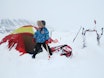 SNØMÅKING: Det er moro å hjelpe til med slike mengder snø. Foto: Jochem Cuypers vintertelting med barn vintercamp