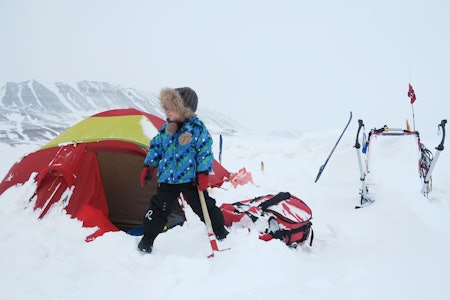 SNØMÅKING: Det er moro å hjelpe til med slike mengder snø. Foto: Jochem Cuypers vintertelting med barn vintercamp