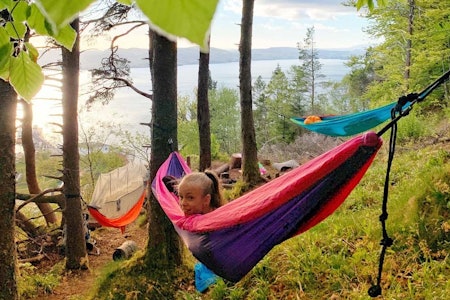 GLADE BARN: Hva med å henge sammen i sommer? Foto: Privat hengekøye-sommer