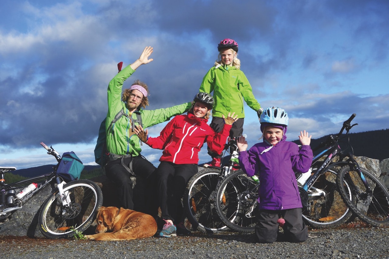 NORGE PÅ TVERS MED FAMILIEN: Marte blir ti år og vi feirer bursdagen med turens lengste motbakke. Foto: Karianne Borgersen norge på tvers med barn