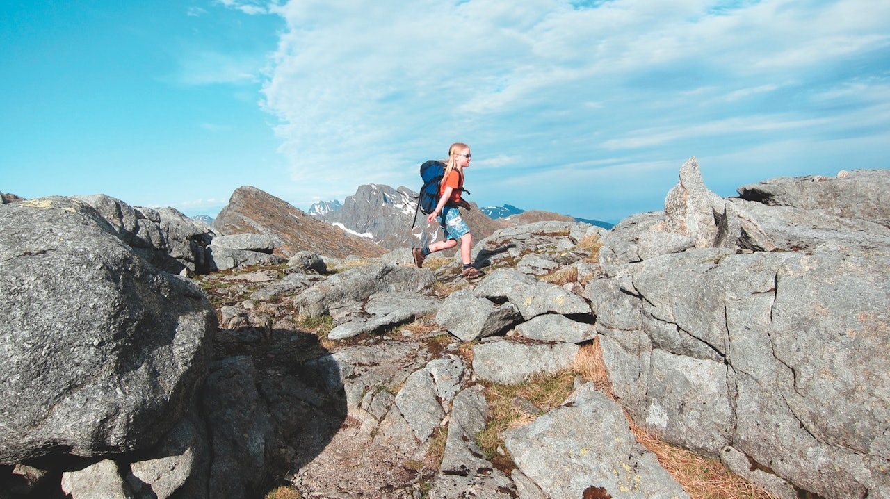 Elisabeth Lau-Henriksen får ofte spørsmål om hvordan hun motiverer datteren Dina. Det går av seg selv, svarer hun da. Her fra Senja i fjor sommer. Foto: Privat Elisabeth Lau-Henriksen får ofte spørsmål om hvordan hun motiverer datteren Dina. Det går av seg selv, svarer hun da. Her fra Senja i fjor sommer. Foto: Privat