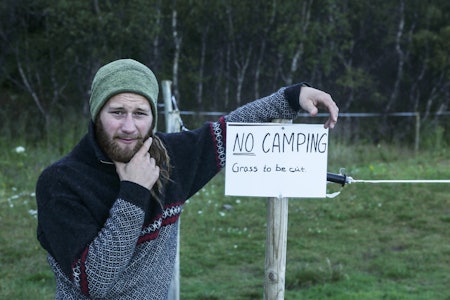 ER DU SIKKER? Noen ganger kan du, med loven i hånda, overse slike skilt. Allemannsretten har sine begrensninger, men mulighetene er nok enda større. Foto. Christian Nedrum ER DU SIKKER? Noen ganger kan du, med loven i hånda, overse slike skilt. Allemannsretten har sine begrensninger, men mulighetene er nok enda større. Foto. Christian Nedrum