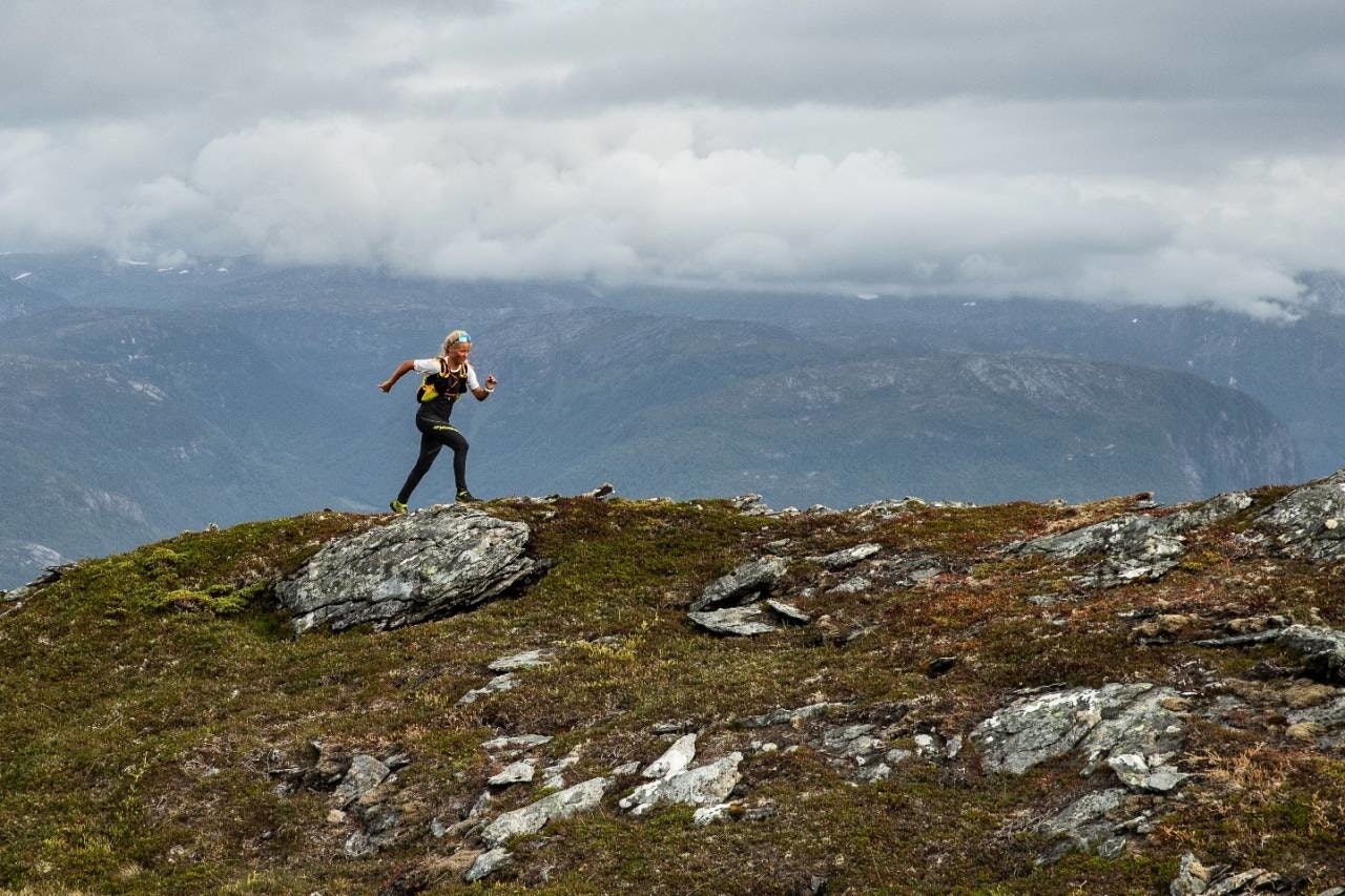 LØPING PÅ FJELLSTIER: Med lett sekk og joggesko. Her er Malene Haukøy i sitt ess. løping løp fjelløp terrengløp stiløp motbakkeløp